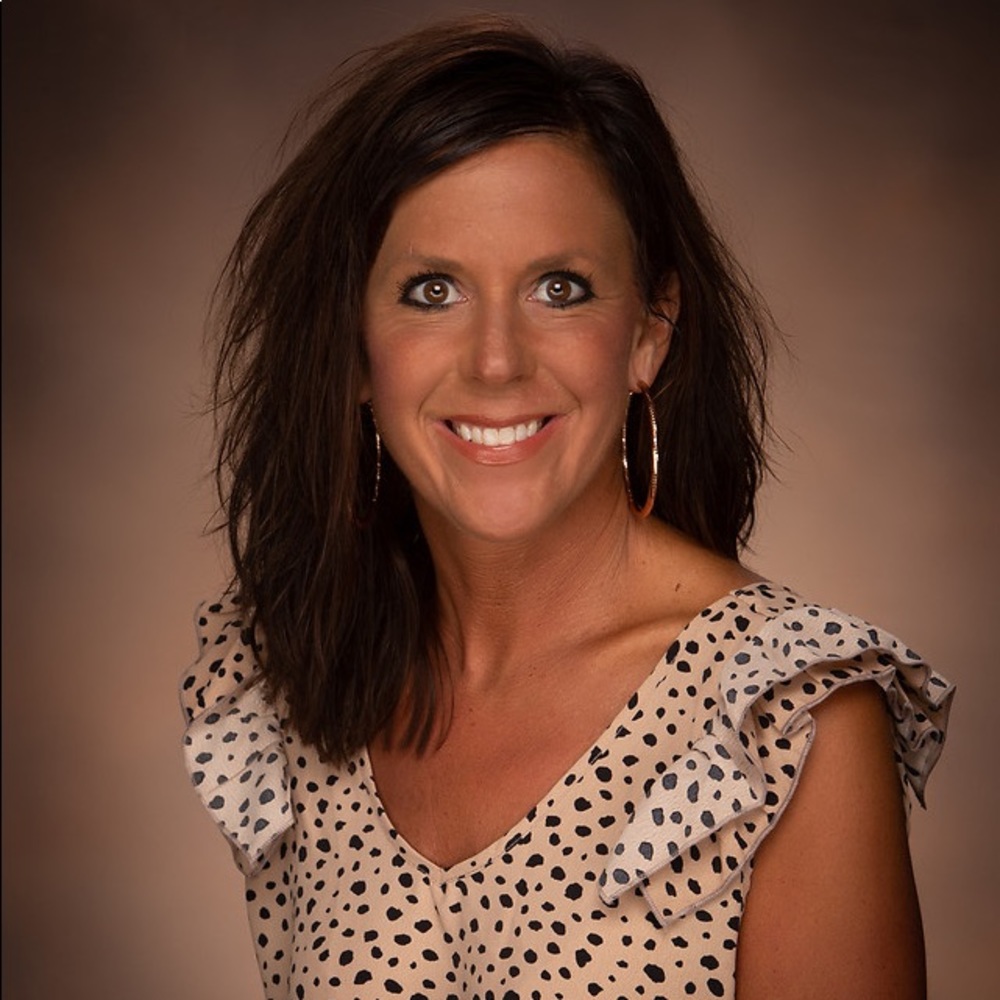 Meet your Posher, Jennifer 🦉🏈👑👗👡👖👠